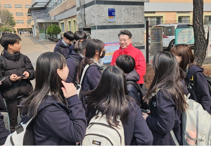이창근 후보가 아이들의 학원교육에 관해 질문하고 있다.(사진=이창근 후보 사무소 제공) 