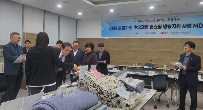 일사천리사업에 지원한 업체를 심사하고 있는 상품 선정위원회 관계자. (사진=중소기업중앙회 제공)