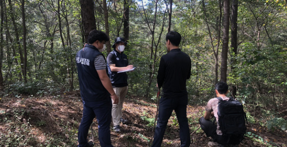 가평군 북면 관계자들이 산림 내 불법행위 특별단속에 나섰다. (사진=가평군 북면 행정복지센터 제공)