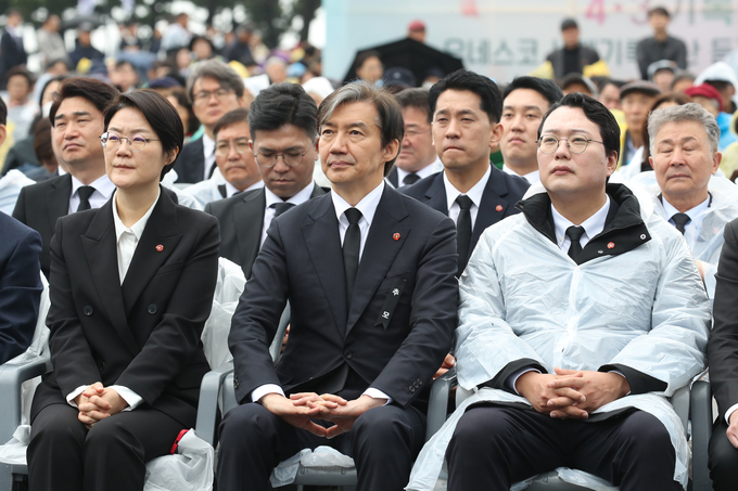 윤희숙 진보당 상임대표(왼쪽), 조국 조국혁신당 대표(가운데), 천하람 개혁신당 총괄선대위원장(오른쪽)이 3일 오전 제주시 봉개동 4·3평화공원에서 열린 제76주년 제주4·3희생자추념식에 참석하고 있다. (사진=연합뉴스)