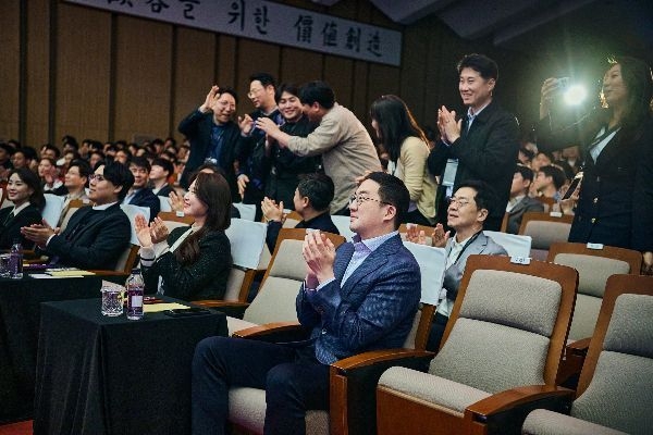 지난 2일 경기도 이천 LG인화원에서 열린 LG 어워즈에서 구광모 LG그룹 회장이 수상팀을 축하하며 격려하고 있다. (사진=LG 제공)
