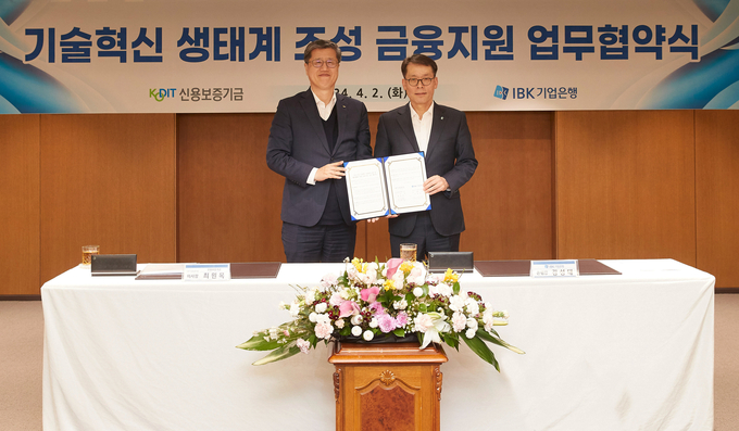 최원목 신용보증기금 이사장(왼쪽)과 김성태 IBK기업은행장이 ‘기술혁신 생태계 조성 금융지원 업무협약식’에서 기념촬영을 하고 있다. (사진=IBK기업은행 제공)
