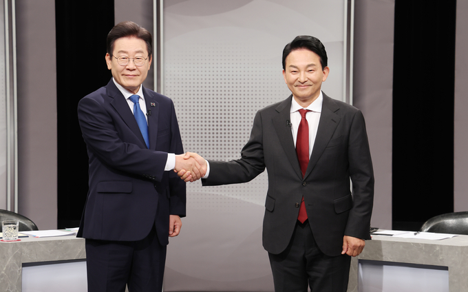이재명 더불어민주당 계양구을 후보와 원희룡 국민의힘 계양구을 후보가 1일 오후 OBS 경인TV에서 진행된 제22대 국회의원선거 후보자 토론회에 앞서 악수하며 기념촬영을 하고 있다. ( 사진 =한국사진기자협회 인천지부 제공 )