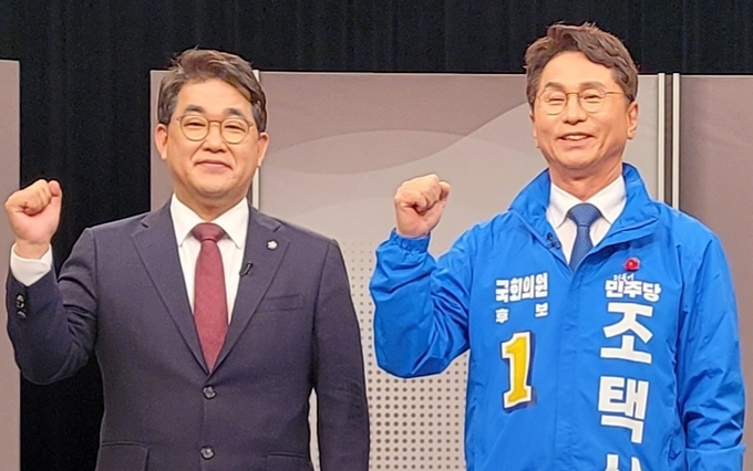 2일 열린 인천 중구강화군옹진군 제22대 국회의원 후보자 OBS경인TV 토론회에서 배준영 국민의힘 후보와 조택상 더불어민주당 후보가 기념촬영을 하고 있다. ( 사진 = 이연수 기자 )