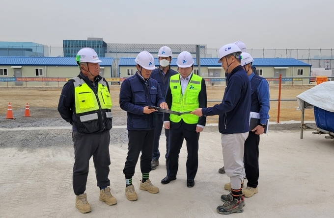 이경구 인천항만공사(IPA) 사장이 3일 해빙기 대비 인천항 건설현장에 대한 특별안전점검을 시행했다. ( 사진 = 인천항만공사 제공 )