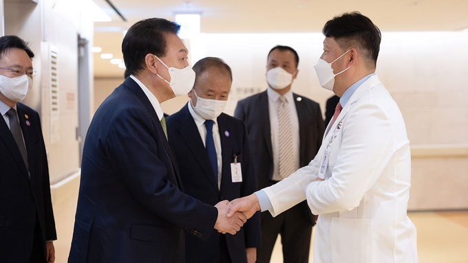 지난 1일 대전 유성선병원 방문한 윤석열 대통령 모습. (사진=연합뉴스)