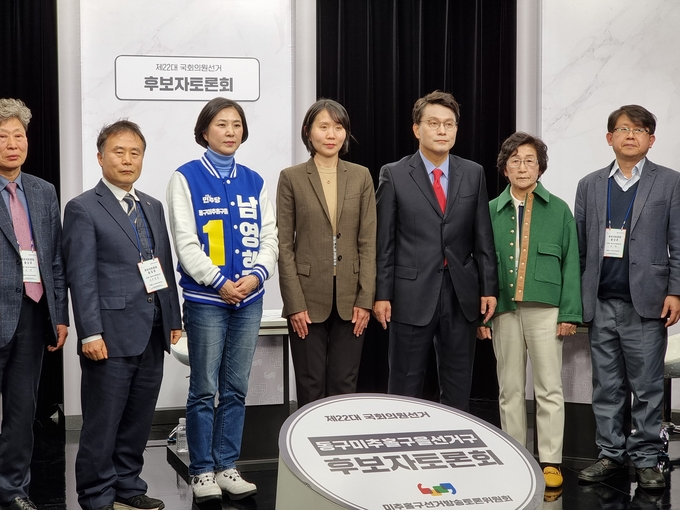 남인천방송 동구미추홀구을 후보자 토론회장에서 남영희 더불어민주당 후보와 윤상현 국민의힘 후보가 기념촬영하고 있다. ( 사진 = 김민지 기자 )