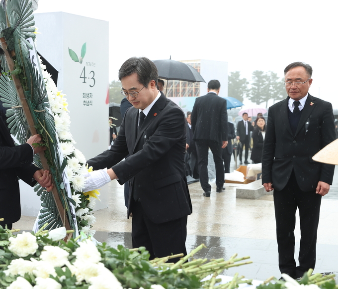 김동연 경기도지사가 3일 제주특별자치도 제주시 4․3 평화공원 내 위령제단에서 4.3 희생자를 기리기 위해 헌화하고 있다. (사진=경기도 제공)