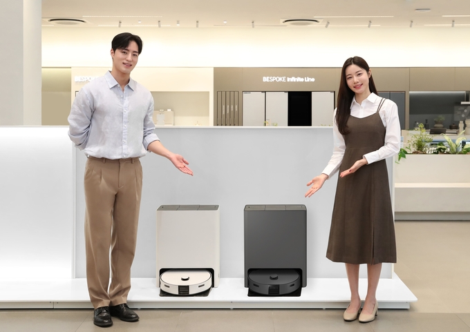 삼성전자 모델이 서울 강남구 논현동에 위치한 삼성스토어 청담점에서 3일 출시된 '비스포크 AI 스팀'을 소개하고 있다. (사진=삼성전자 제공)
