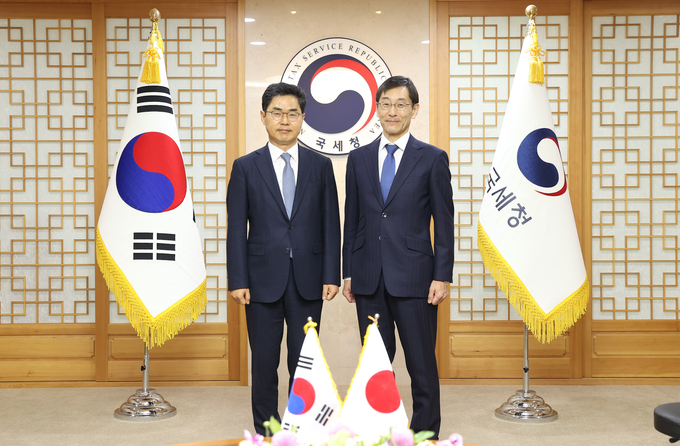 김창기 국세청장과 스미사와 히토시 일본 국세청장이 기념 촬영을 하고 있다. (사진=국세청 제공)