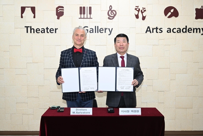 구리문화재단 이사장인 백경현 구리시장과 이탈리아 이블라재단 단장 Maltisati Salvatore가 구리시 문화예술 활성화를 위한 업무협약(MOU)을 체결하고 기념촬영을 하고 있다. (사진=구리시 제공)