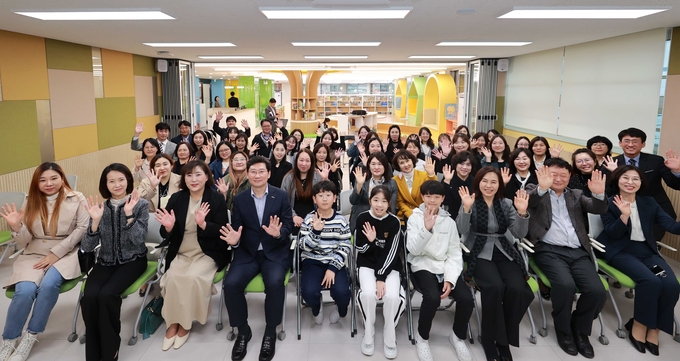 이상일 용인시장이 성산초등학교의 꿈산책 도서관 개관식에 참석했다. (사진=용인시 제공)