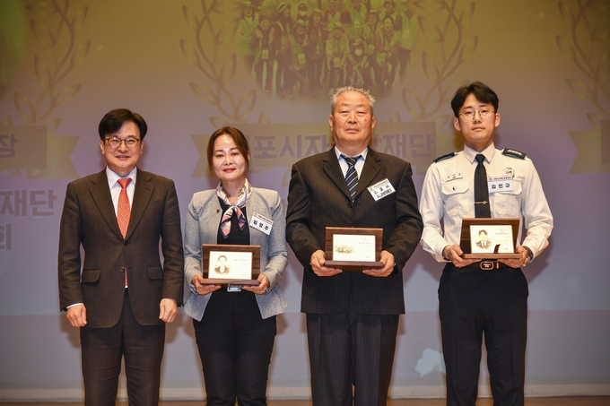 김민규 김포소방서 소방장(맨 오른쪽)이 ‘올해 자랑스러운 김포인 상’ 공무원 부문 대상자로 선정됐다. (사진=김포소방서 제공)