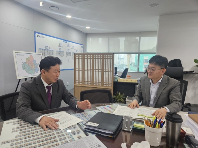 서태원 가평군수가 경기도청에서 김현곤 경제부지사와 면담을 하고 있다. (사진=가평군 제공)