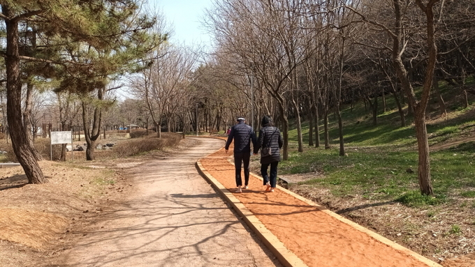 시흥시는 최근 건강관리법으로 주목받고 있는 맨발 걷기 열풍에 발맞춰 곰솔누리숲 7블럭(정왕동 1969번지)에 황톳길을 조성했다. (사진=시흥시 제공)