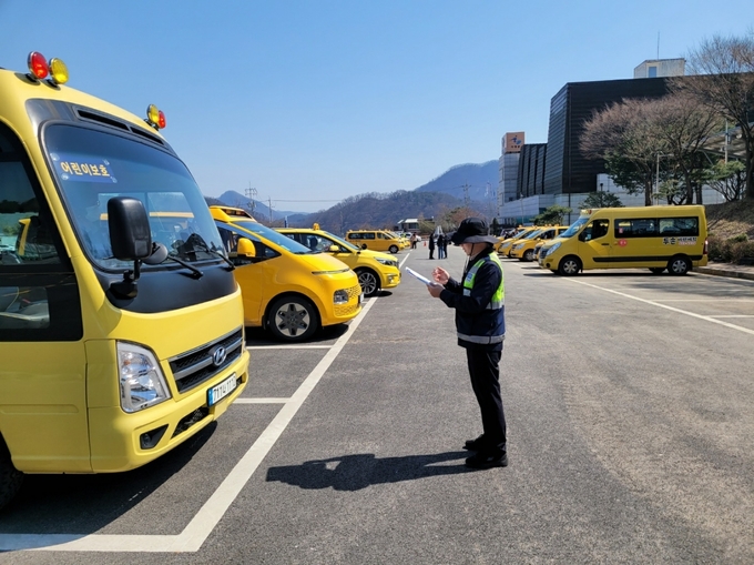 가평군 관계자가 어린이 통학버스 합동점검을 하고 있다. (사진=가평군 제공)