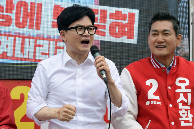 한동훈 국민의힘 총괄선거대책위원장이 4일 서울 광진구 자양동에서 김병민(광진구갑)·오신환(광진구을) 국회의원 후보의 지지를 호소하고 있다. (사진=연합뉴스)