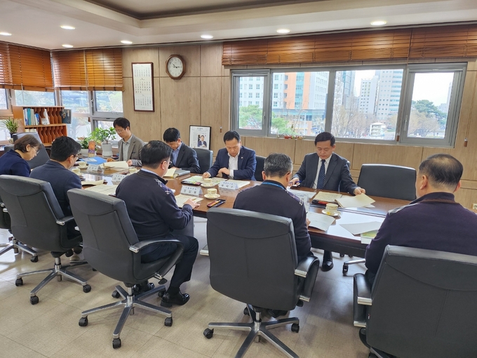 지난 3일 인천시청 행정부시장 집무실에서 월미바다열차 경영개선 제6차 자문회의가 열리고 있다. ( 사진 = 인천시 제공 )