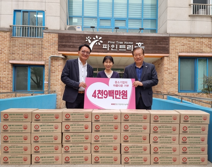 왼쪽부터) 이군신 남향푸드또띠아대표이사와 김주리 인천광역시아동복지협회장, 손인국 중소기업사랑나눔재단 이사장이 기념 촬영을 하고 있다. (사진=중소기업중앙회 제공)<br>
