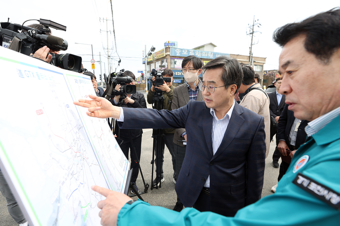 4일 옥정~포천 광역철도 사업 현장을 찾은 김동연 경기도지사가 사업 추진 현황을 점검하고 있다. (사진=경기도 제공)