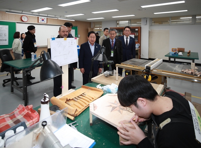 주광덕 남양주시장이 남양주고등학교에서 열린 ‘2024년 경기도 기능경기대회 ’경기를 참관하고 관계자들을 격려했다. (사진=남양주시 제공)
