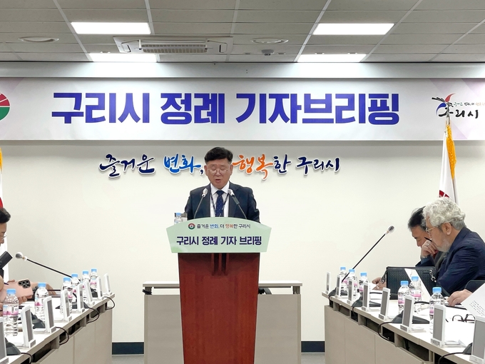 임재춘 구리시 홍보협력담당관이 4일 정례 기자브리핑을 하고 있다. (사진=구리시 제공)