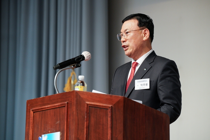 박주봉 인천상공회의소 신임 회장이 4일 취임식에서 취임사를 하고 있다. ( 사진 = 인천상공회의소 제공 )