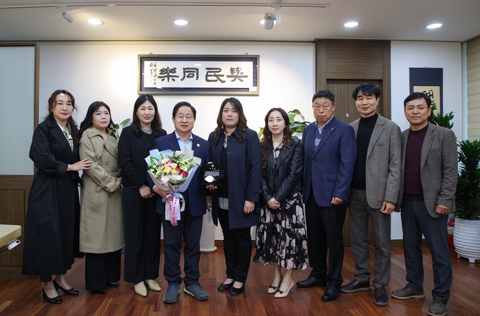 주광덕 남양주시장이 시장집무실에서 화광중학교 학부모회로부터 감사패를 받았다(사진=남양주시 제공)