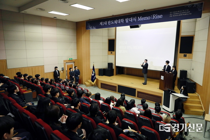 이상렬 반도체대학장이 4일 반도체대학에서 개최한 발대식에서 입학생들에게 축사를 하고 있다. (사진=가천대 제공)