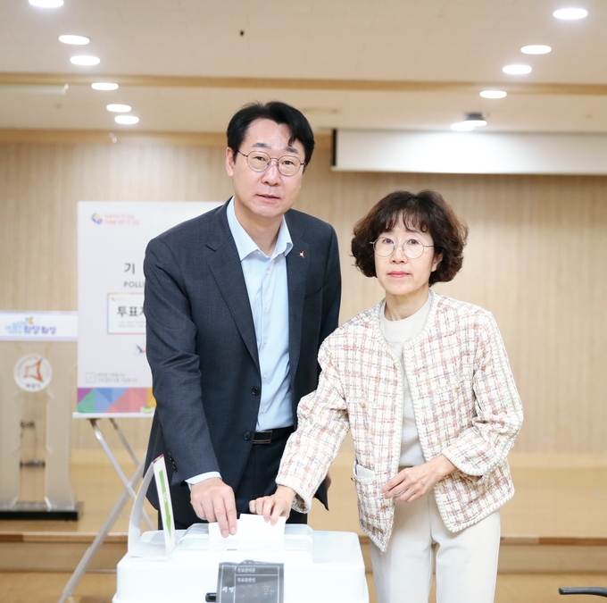 정명근 화성시장이 사전 투표 첫날인 5일 부인 이선희 여사와 함께 화산동 사전투표소에서 소중한 한 표를 행사했다. (사진=화성시 제공)