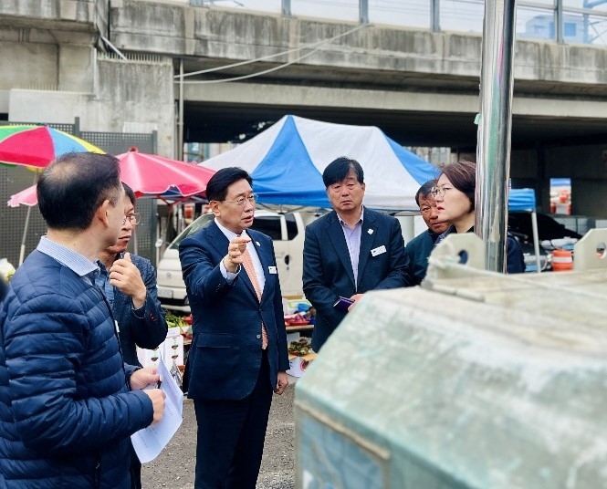 전진선 양평군수가 전선지중화 현장을 점검하고 있다. (사진=양평군 제공)