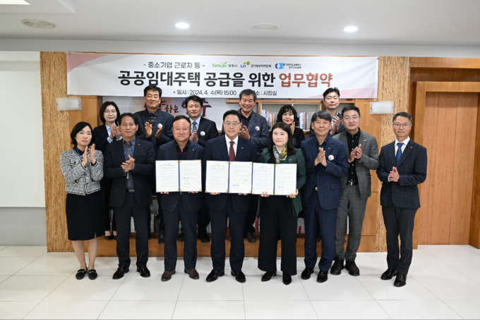이문규 양주상공회장(앞줄 왼쪽 세번째부터)과 강수현 시장, 김성연 LH경기북부지역본부 본부장이 중소기업 근로자 공공임대주택 공급을 위한 업무협약을 체결하고 기념촬영하고 있다. (사진=LH 경기북부지역본부 제공)