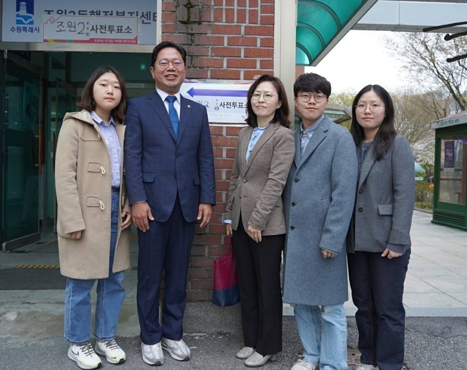 김승원(민주·수원갑) 국회의원 후보가 5일 아침 수원시 조원2동 행정복지센터에서 사전투표를 마치고 가족과 함께 기념 촬영을 하고 있다. (사진=김승원 후보 측 제공)