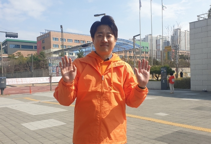 이준석(화성을) 개혁신당 대표가 5일 화성시 동탄7동 행정복지센터에서 사전투표를 마치고 기념촬영을 하고 있다. (사진=나규항 기자)
