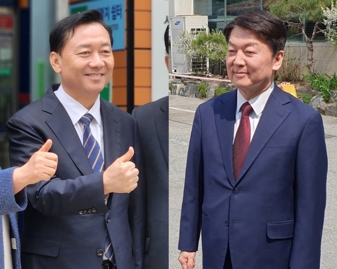 5일 이광재(왼쪽·민주), 안철수(국힘) 국회의원 후보가 각각 사전투표소에서 투표를 마치고 기념사진을 찍고 있다. (사진=이근 기자)