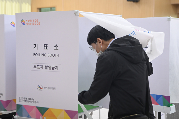 제22대 국회의원 선거 사전투표 첫날인 5일 오후 경기도 수원시 영통구 영통3동행복복지센터에서 시민들이 사전투표를 하고 있다.