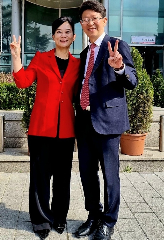 최기식 후보가 사전투표를 완료한 후 아내인 윤영경 씨와 함께 인증샷을 찍고 있다. (사진=최기식 후보 측 제공)