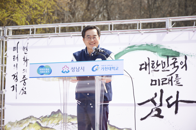 5일 가천대학교 내 산사태복구지에서 열린 제79회 식목일 나무심기에서 김동연 경기도지사가 인사말을 하고 있다. (사진=경기도 제공)