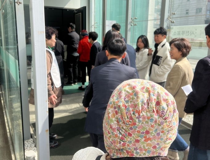 5일 오후 사전투표소가 설치된 수원시청 별관. 제22대 국회의원선거 사전투표를 하기 위한 행렬이 이어지고 있다. (사진=장진 기자)
