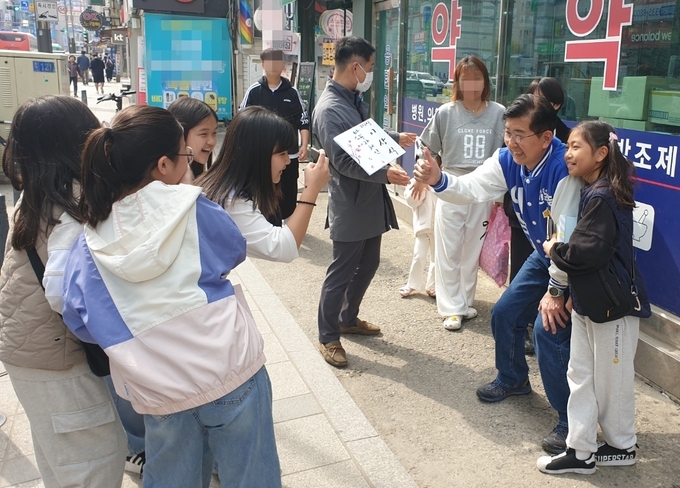 이상식(민주·용인갑) 국회의원 후보가 6일 오후 용인중앙시장 인근에서 예비 유권자들과 함께 기념촬영을 하고 있다. (사진=나규항 기자) 