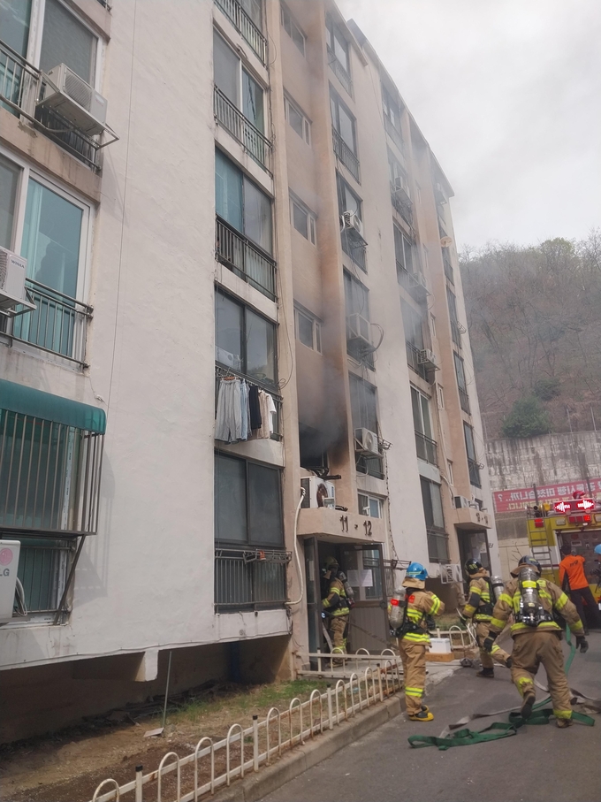 6일 오후 2시 38분쯤 인천 서구 가정동 한 아파트에서 일어난 불을 끄기 위해 소방대원이 아파트로 진입하고 있다. ( 사진 = 인천소방본부 제공 )