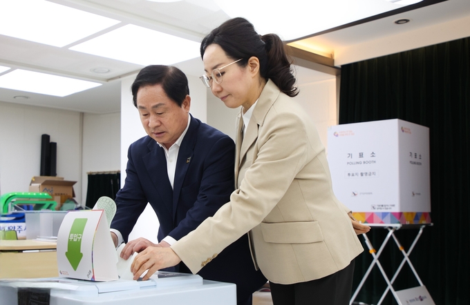 주광덕 남양주시장(왼쪽)이 5일 아내 박주영 여사와 함께 금곡동 사전투표소를 찾아 한 표를 행사하고 있다.(사진=남양주시 제공)