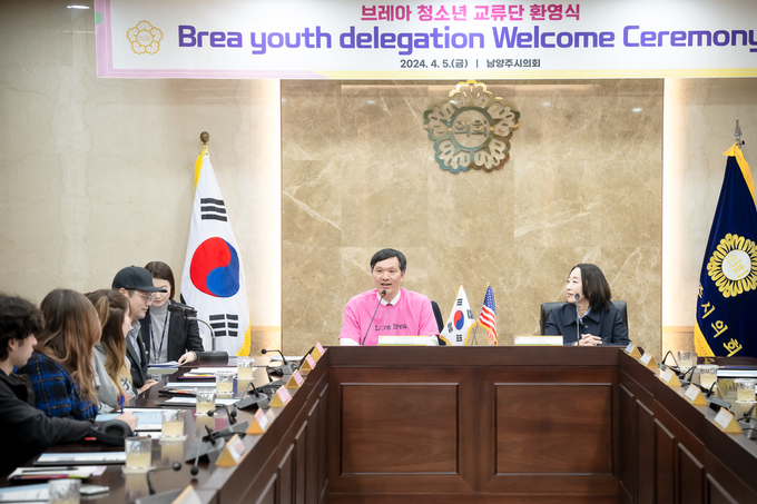 남양주시의회 김현택 의장(가운데 왼쪽)이 브레아 청소년 교류단을 맞아 축사하고 있다.(사진=남양주시의회 제공)