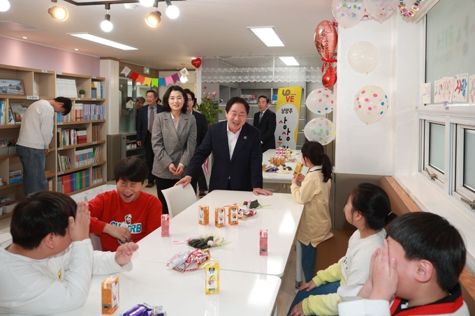 주광덕 남양주시장이 진접읍 남양주형 초등돌봄센터 ‘상상누리터’ 개소식에 참석해 관계자들을 축하하고 있다. (사진=남양주시 제공)