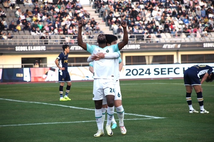  김포FC가 지고 있는 상황에 루이스가 동점골을 터트려 환호하고 있다. (사진=김포FC 제공)