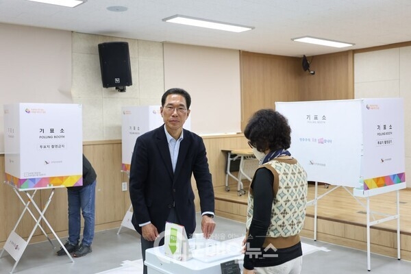 사전 투표를 하고 있는 김주영 후보 (사진=김주영 선거사무실제공)