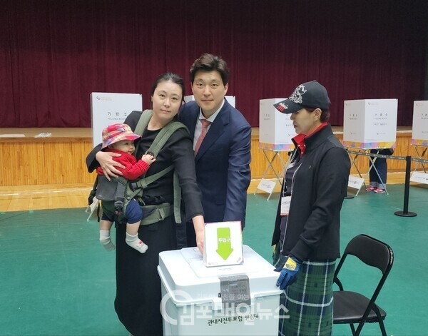 국민의힘 김포갑 박진호 후보가 김포시민회관에 마련된 사전 투표소를 찾아 부인과 함께 투표를 하고 있다. (사진=박진호 선거 사무실 제공)