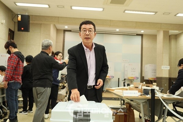 국민의힘 김포을 홍철호 후보가 사전투표소인 구래동행정복지센터를 찾아 투표를 하고 있다. (사진=홍철호 사무실제공) 