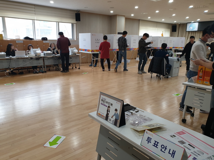 남동구 구월1동 행정복지센터 사전투표소는 질서정연했다. ( 사진 = 유지인 수습기자 )