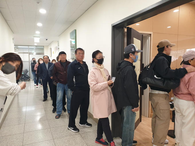 남동구 구월1동 행정복지센터 사전투표소 관내선거인 줄이 길게 늘어섰다. ( 사진 = 유지인 수습기자 )